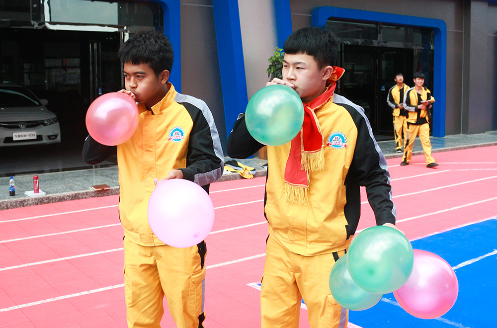 拿到氣球后吹大，氣球數(shù)最多的獲勝