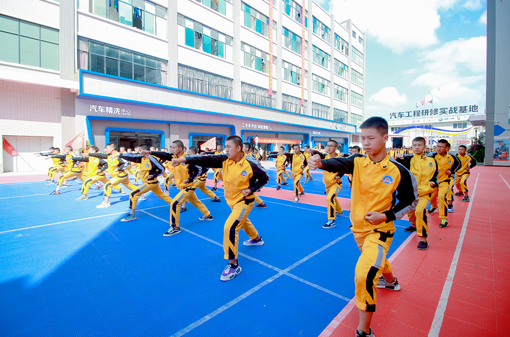 學(xué)生們打起軍體拳來也是有模有樣