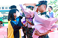 辛苦教導(dǎo)學(xué)生的教官接受學(xué)生送上的鮮花