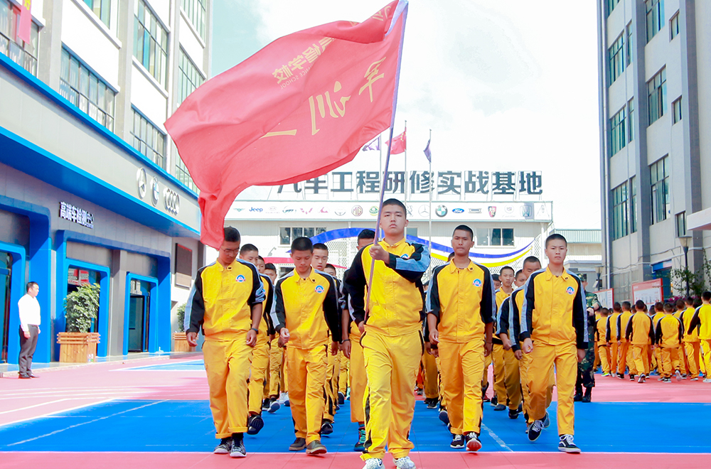 第一批軍訓(xùn)結(jié)束，軍訓(xùn)匯演展颯爽英姿
