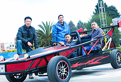 這輛車的主要設計及組裝導師，人帥車也帥