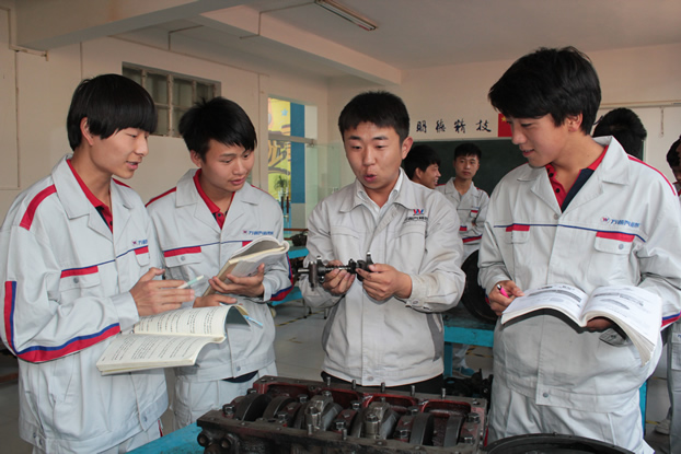 2013年，畢業(yè)之后如何選擇技校-云南萬通汽修學校
