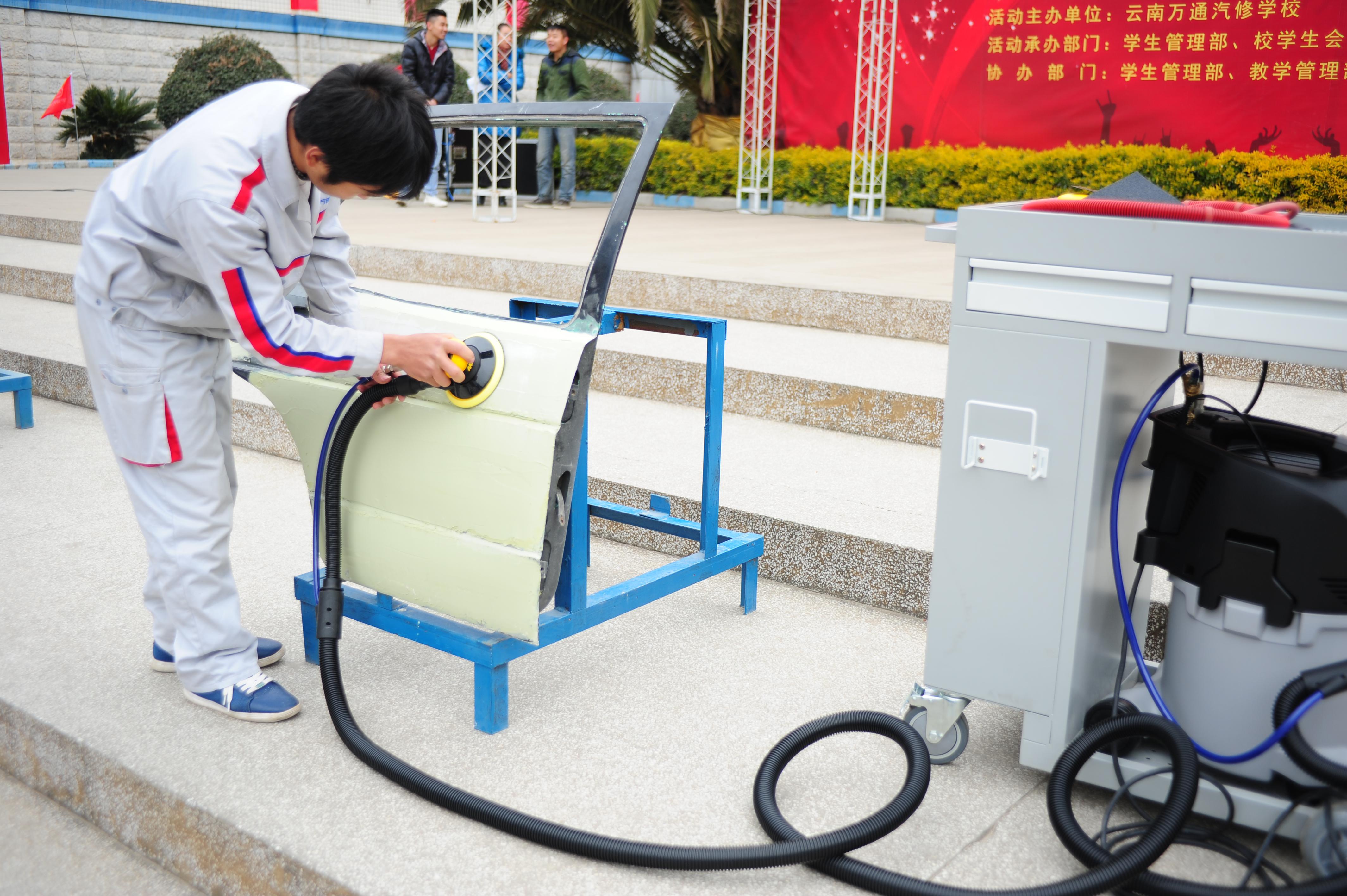 云南萬通學子在現場操作無塵干磨機.jpg