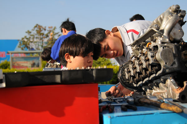 發(fā)動機拆裝.jpg
