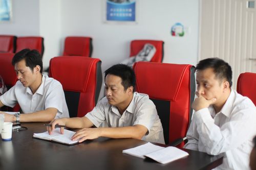 圖4-參賽教師認真學習別人經驗