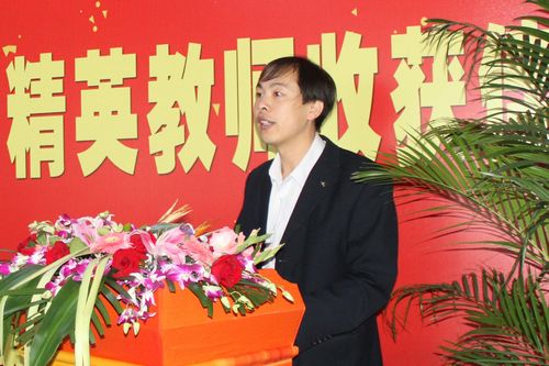 獲獎教師岳海濱在歡迎儀式上發(fā)言