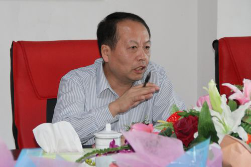 何部長在歡迎儀式上講話