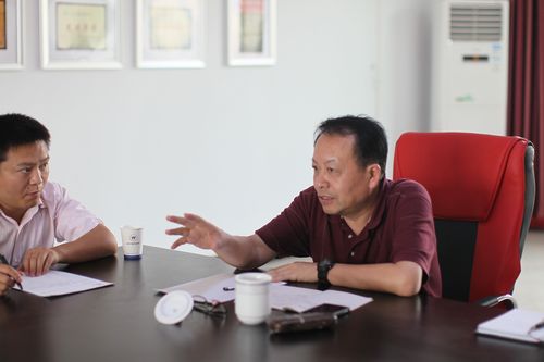 圖2-何部長在教學研討會上講話