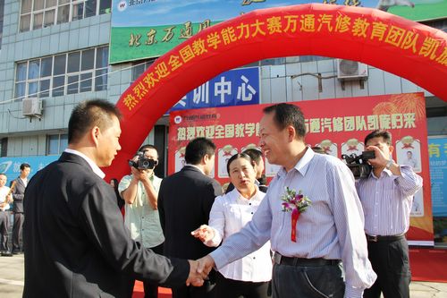 何部長歡迎凱旋教師