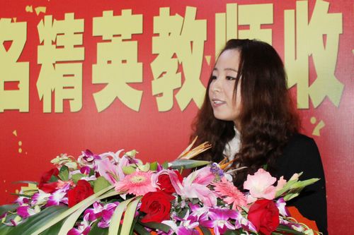 獲獎教師丁婷婷在歡迎儀式上發(fā)言