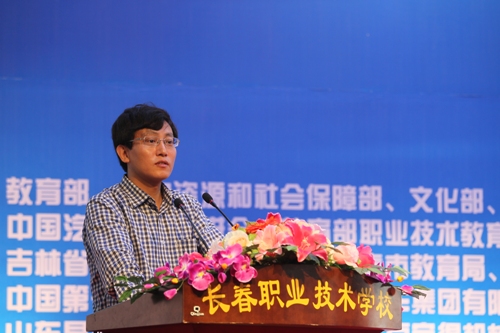 中國汽車文化促進會常務(wù)副會長兼秘書長楊晨在開幕式講話