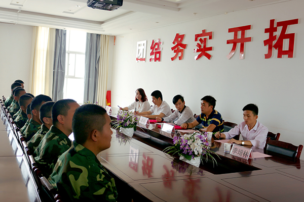 企業(yè)與學(xué)生面對面，培養(yǎng)的學(xué)生符合企業(yè)需求.jpg