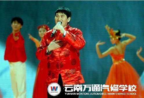 “大衣哥”朱之文在春晚舞臺上