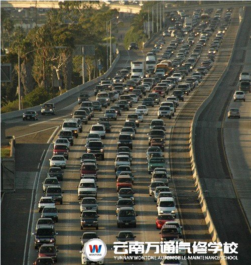 擁堵的汽車