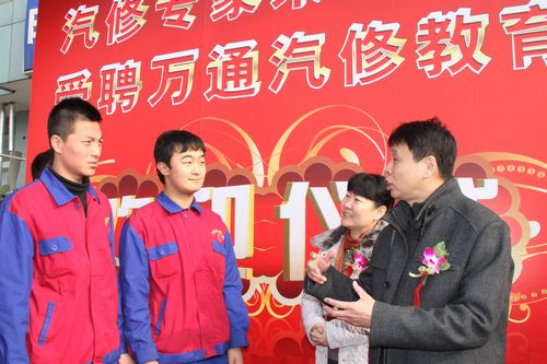 朱軍教授與萬通學子親切交談