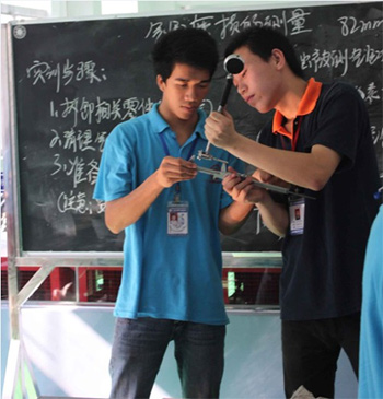 萬通汽修學子在認真學習汽修技術