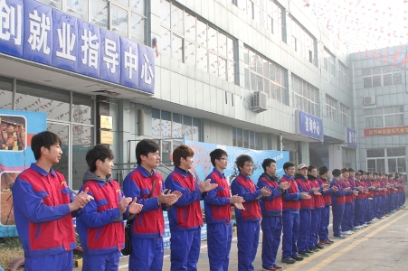 朱軍教授受到萬通學子夾道歡迎