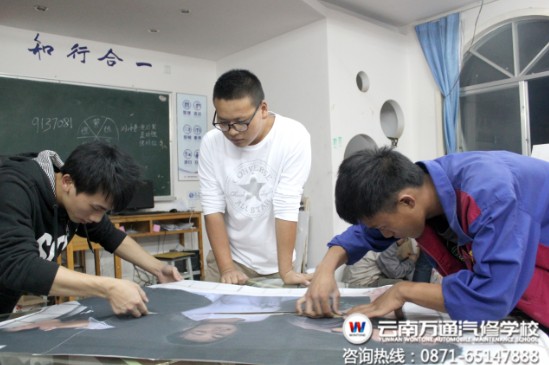 學(xué)生們?cè)谧约簞?dòng)手拼貼畫紙.jpg