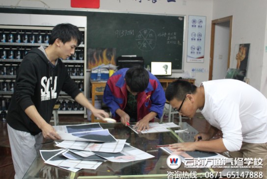 學(xué)生們?cè)跒橹谱髁Ⅲw畫量尺寸.jpg