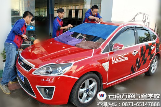 專注于汽車美容工作的萬通學(xué)子.jpg