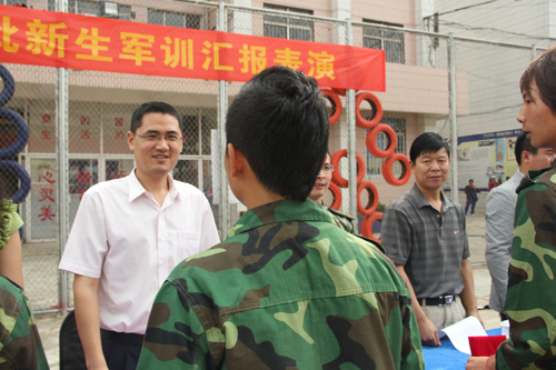 校長為學生頒發榮譽證書