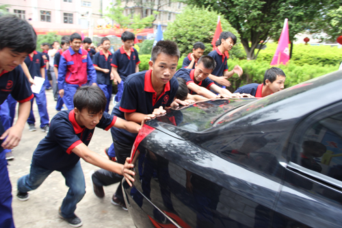 云南萬通汽修學校推車技巧耐力賽過程中，推手們奮力推車
