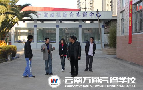 家長參觀云南萬通汽修學(xué)校（一）