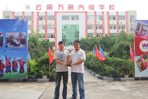 獲獎學員返校后與班主任老師一起合影