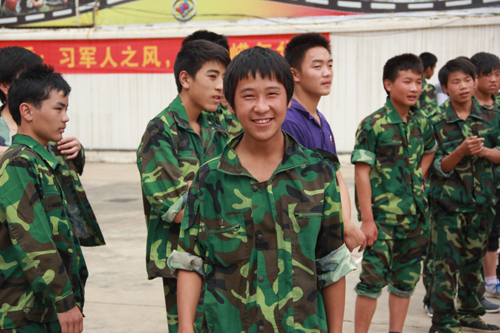 同學們軍訓辛苦但很快樂