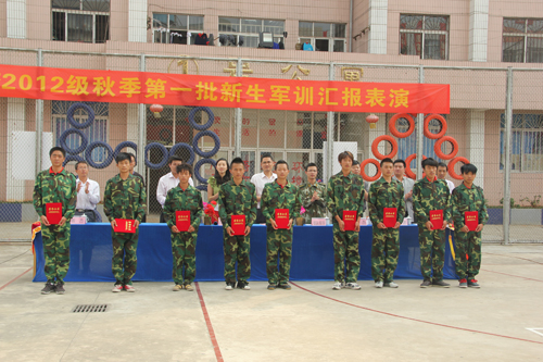 領導們為學生頒發榮譽證書