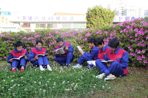 云南萬通汽修學(xué)校的學(xué)子們正在小花園認真學(xué)習(xí)