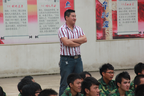 黃老師在場邊觀看新生軍訓