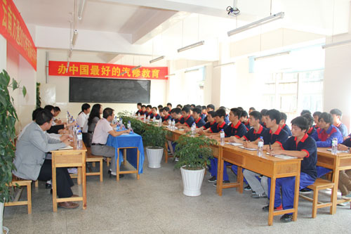 云南萬(wàn)通汽修學(xué)校新生見(jiàn)面會(huì)現(xiàn)場(chǎng)
