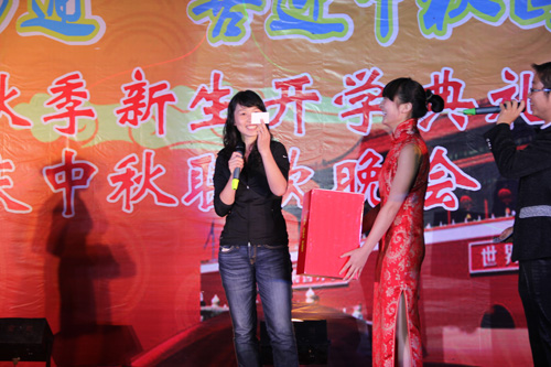 學校江助理現場抽獎