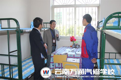 云南萬通汽修學校校長看望學生