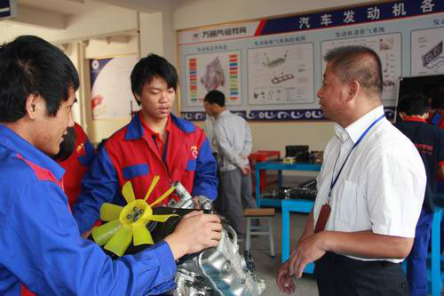 萬通學子在老師的指導下進行實際操作