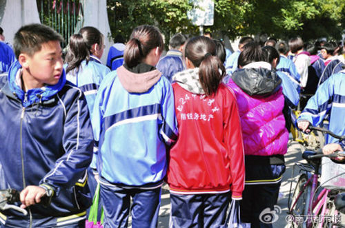 紅校服有失教育公平