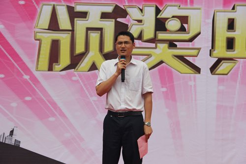 云南萬通汽修馬校長在儀式上發(fā)言