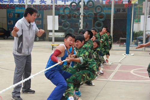 云南萬通軍訓拔河比賽激烈