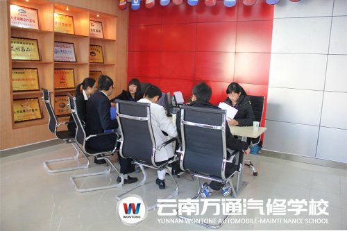云南萬通汽修學校報名現(xiàn)場火爆