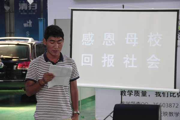 張子超和學(xué)弟分享自己的人生經(jīng)歷.jpg