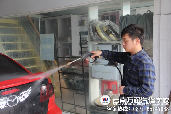 戴守明工作場(chǎng)景